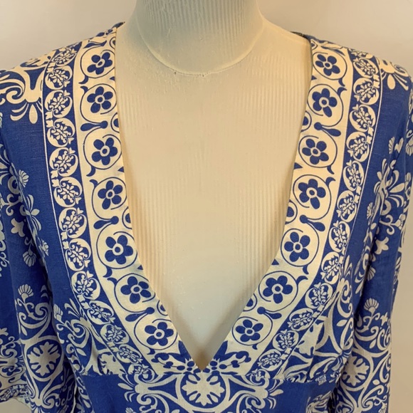 Ann Taylor V-Neck dress. Linen blend. Knee Length. Size 10 Blue and White - Picture 6 of 7